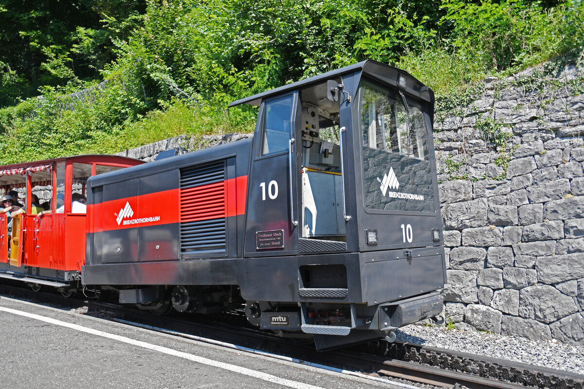 Hm 2/2 Nr. 10 der Brienzer Rothornbahn wartet am 25.06.2026 an der Talstation in Brienz.