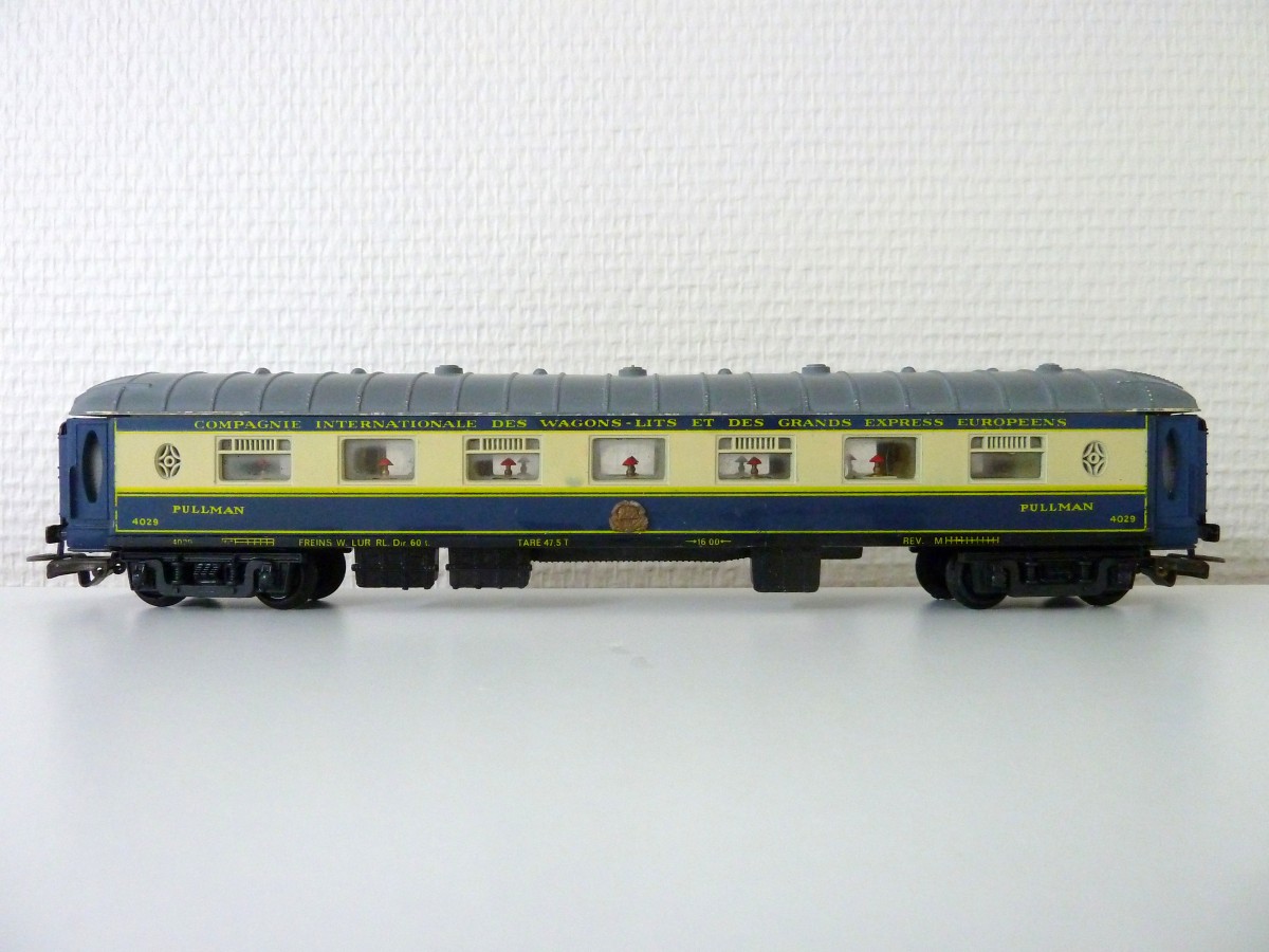 HO, CIWL Pullmanwagen von JOUEF, aus meiner Privatkollektion. Fotografiert am 03.08.2015.
http://lestrainsjouef.free.fr/fr/voi_fra/pullman_sncf.html