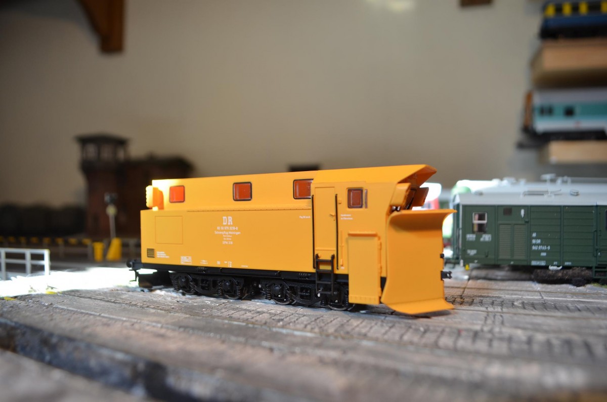 HO Heris 80083 Schneepflug Bauart Meiningen DR Ep. IV /
DR 80 50 979 3219-0 Schneepflug Meiningen Rbd Cottbus Bm Görlitz SPM 318