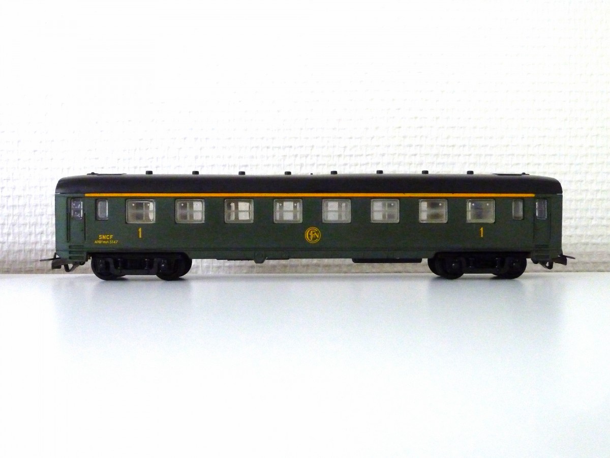HO, SNCF Personenwagen 1. Klasse von JOUEF, aus meiner Privatkollektion. Fotografiert am 03.08.2015.
http://lestrainsjouef.free.fr/fr/voi_fra/dev_sncf.html