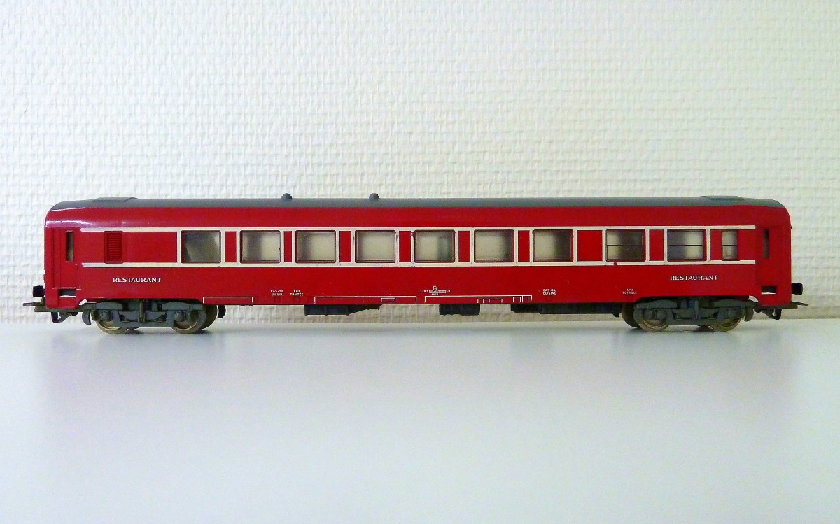 HO, SNCF Restaurantwagen von JOUEF, aus meiner Privatkollektion. Fotografiert am 03.08.2015.
http://lestrainsjouef.free.fr/fr/voi_fra/restdev_sncf.html