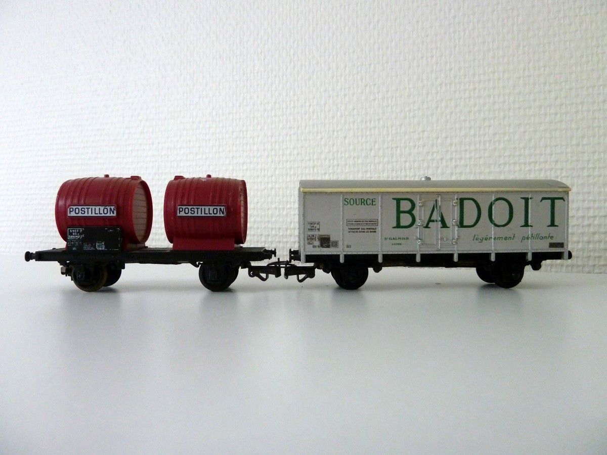 HO, SNCF zweiachsiger Weinfässerwagen und gedeckter zweiachsiger Güterwagen von JOUEF, aus meiner Privatkollektion. Fotografiert am 21.07.2015. 
http://lestrainsjouef.free.fr/fr/wag_fra/bifoudre_2ess.html
http://lestrainsjouef.free.fr/fr/wag_fra/couvert_pub_sncf.html
