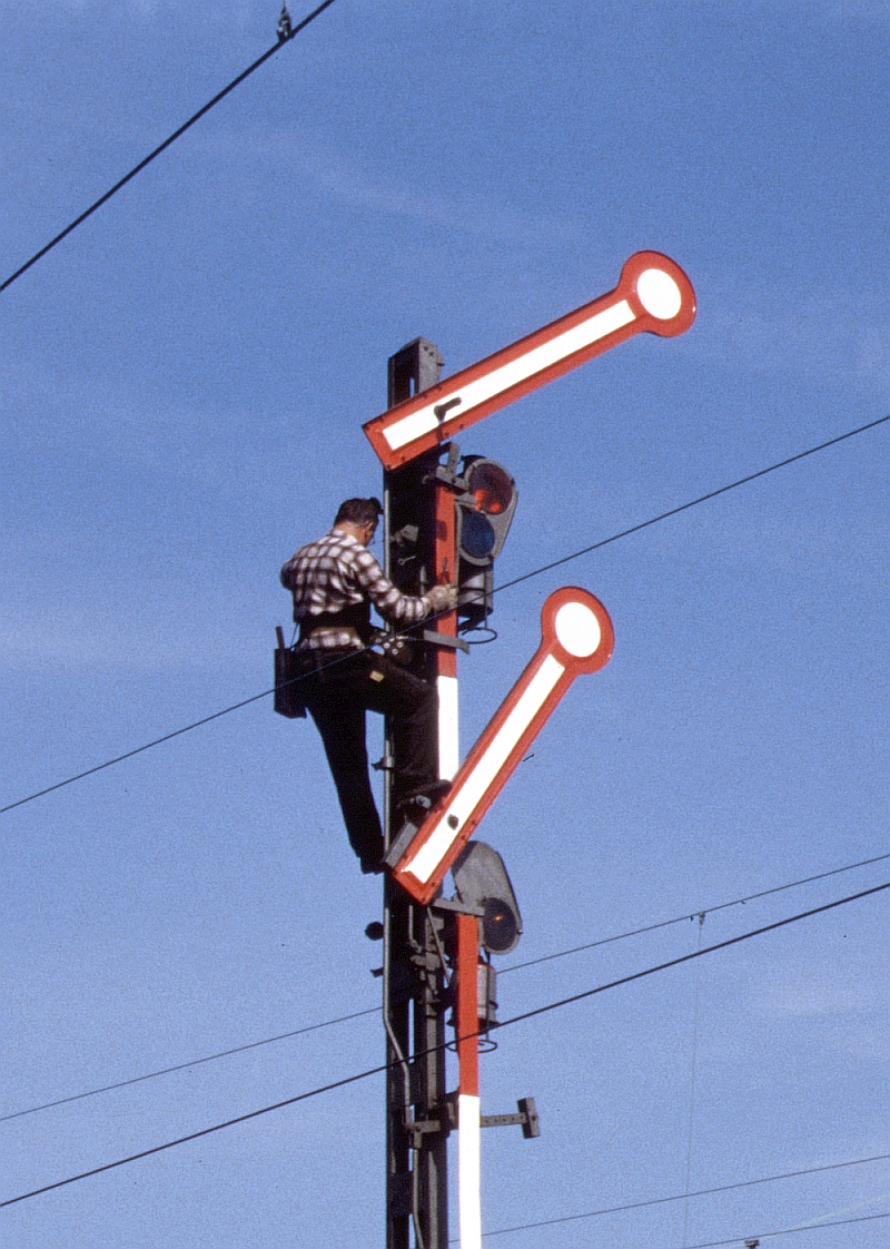 Hoch hinaus damit alles klappt ! (Signalinspektion in Iserlohn, 29.7.1986)