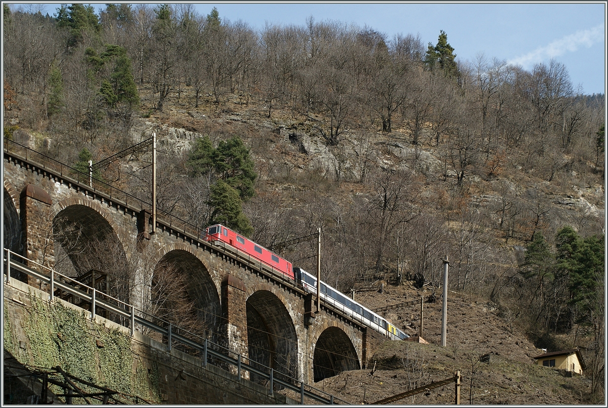 Hoch oben, auf dem Pianotondo Viadukt strebt ein Gotthard IR Nordwrts.
3. April 2013