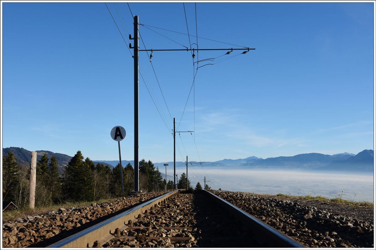 Hoch über dem St.Galler Rheintal beginnt bei der Haltestelle Kreuzstrasse ein weiterer Zahnstangenabschnitt hinunter nach Altstätten Stadt. Aufnahme ab Bahnübergang. (10.12.2016)