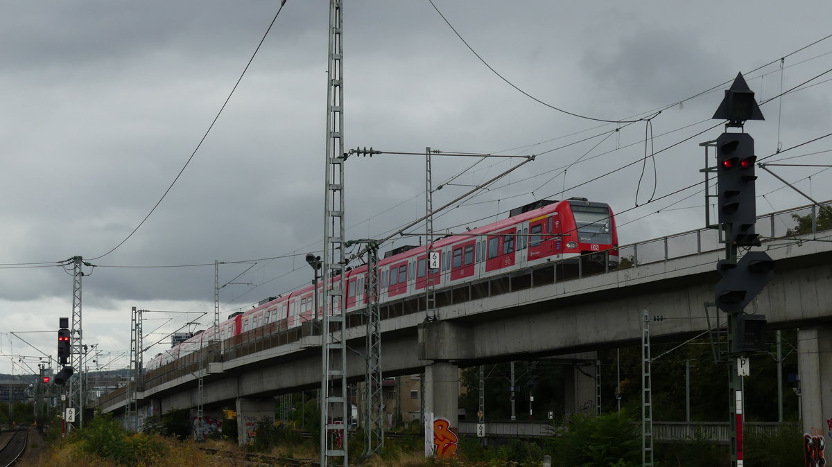 Hoch über Stuttgart Zuffenhausen zweigt diese S6 nach Weil der Stadt von der Strecke weiter in Richtung ab. Aufgenommen am 25.8.2018 15:58