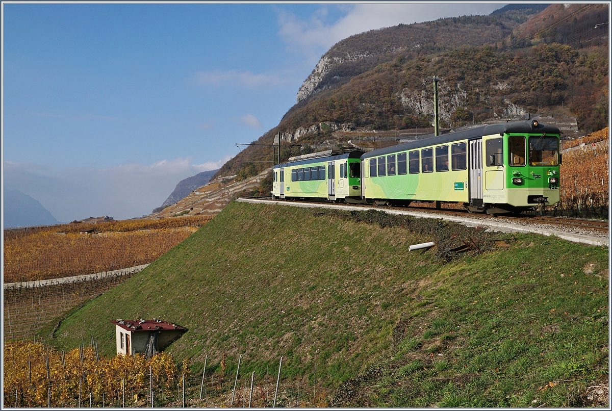 Hoch über den Weinbergen von Aigle fährt der ASD Regionalzug 441 bestehend aus dem führenden Bt 432 (ex BLT) und dem nachfolgenden BDe 4/4 404 ins Tal hinab.
18. Nov. 2018