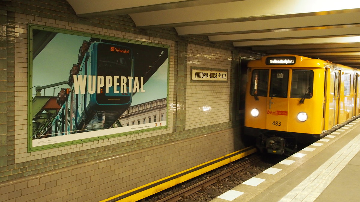 Hoch- und Untergrundbahn vereint.

Im U-Bahnhof  Viktoria-Luise-Platz  in Berlin wird Werbung für versch. Regionen in Europa gemacht, auch für Wuppertal mit seinem Aushängeschild, der Schwebebahn.
Nebenher im Pendel fahren Züge der Berliner BVG zw. Nollendorfplatz und Innsbrucker Platz der Linie U4, hier eine Zug der Gattung A3E.

Berlin, der 08.02.2019
