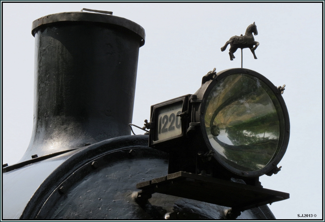 Hoch zu Ro,das Motto dieses Detailfotos. Zu sehen sind der Schornstein,die Stirnlampe und das Pferd der schwedischen Dampflok 1220. Bildlich festgehalten beim Jubilumsfest der ZLSM im Juli 2013 in Simpelveld,(NL).
