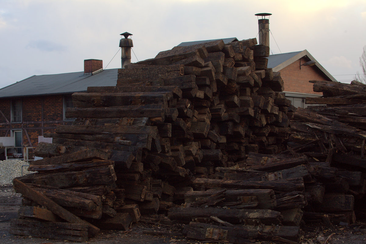 Hochaufgetürmt die alten, ausgebauten Schwellen der Bahnhofsgleise von Radebeul Ost,die neuen Gleise liegen schon, eines ist auch schon gestopft und gerichtet.
11.11.2017 15:54 Uhr.