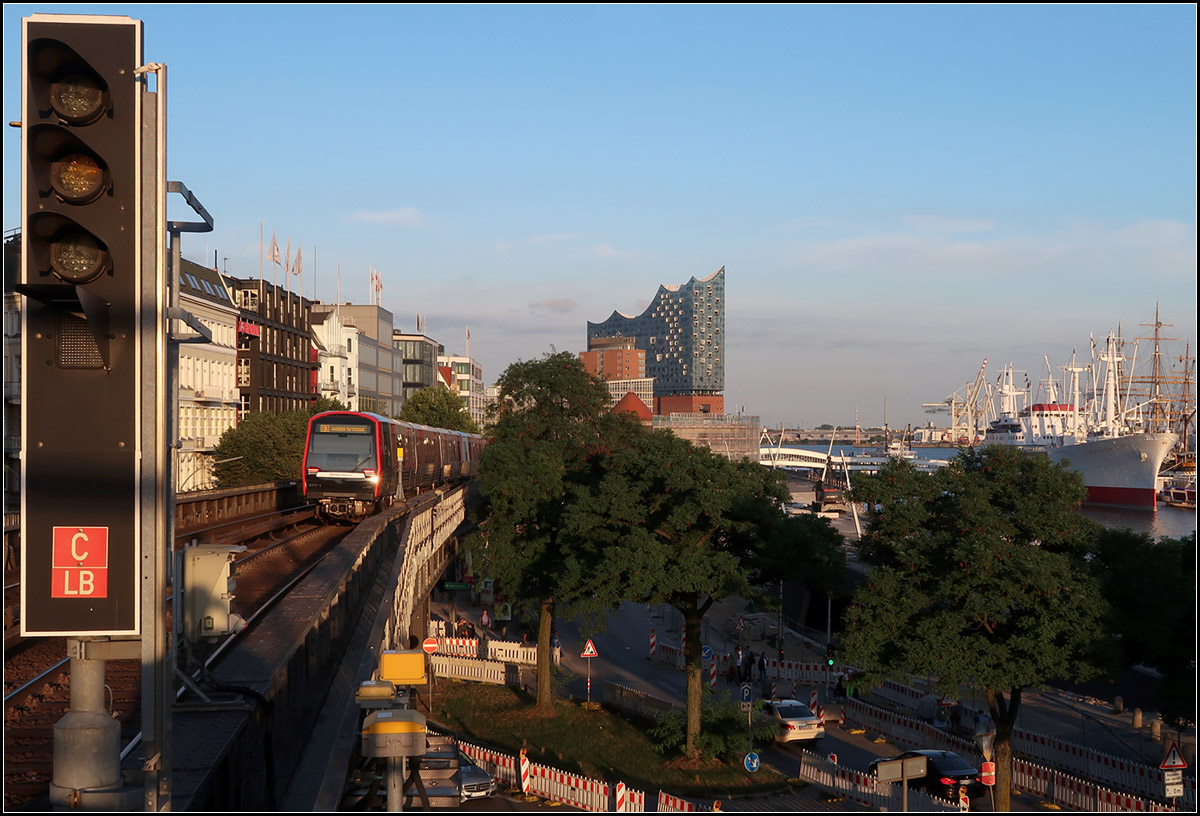 Hochbahn am Hafen -

Blick von der Haltestelle Landungsbrücke auf die Hamburger Elbphilharmonie. 

17.08.2018 (M)