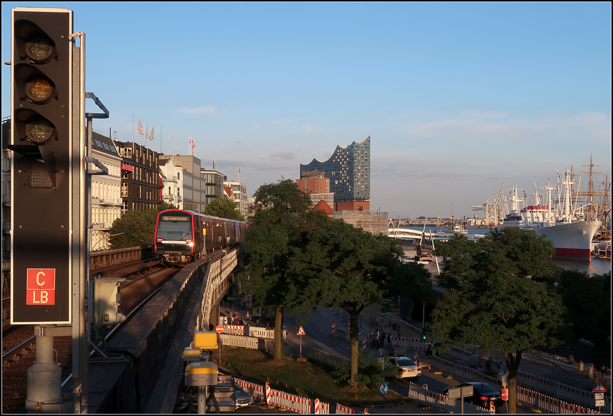 Hochbahn am Hafen -

Blick von der Haltestelle Landungsbrücke auf die Hamburger Elbphilharmonie. 

17.08.2018 (M)
