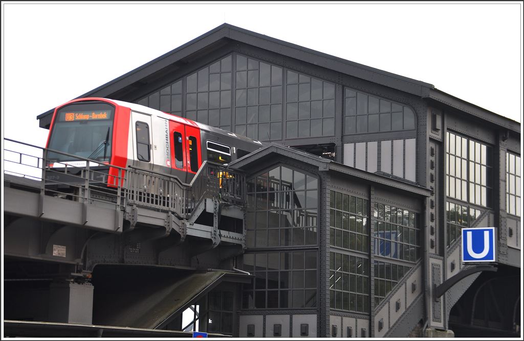Hochbahn Hamburg an der Station Baumwall. (30.10.2015)