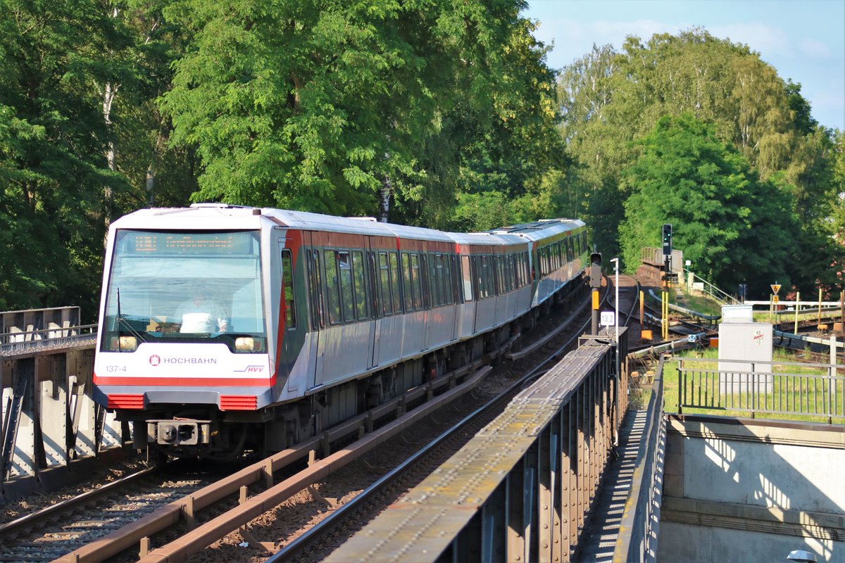 Hochbahn Hamburg DT4 Wagen 137 am 17.07.19 in Hamburg Wandsbek Gartenstadt vom Bahnsteig aus fotografiert per Telezoom