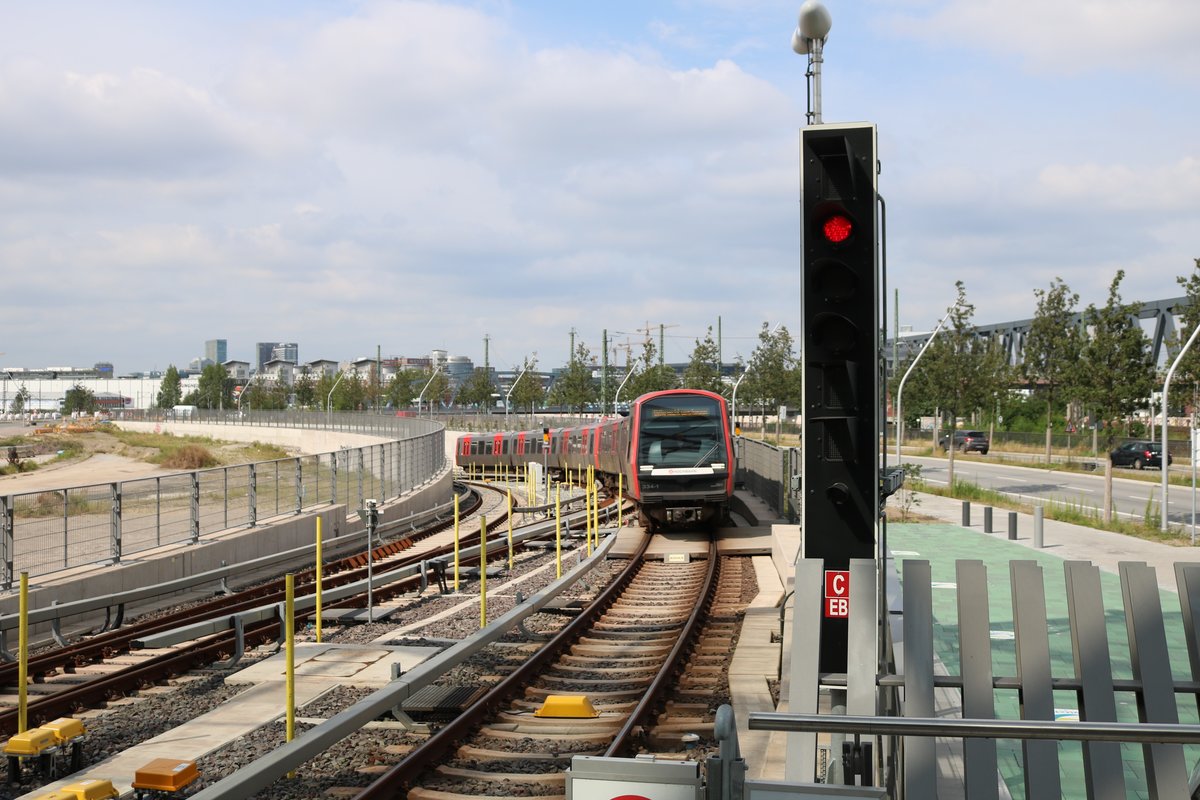 Hochbahn Hamburg DT5 Wagen 334 am 17.07.19 in Hamburg Elbbrücken vom Bahnsteig aus fotografiert