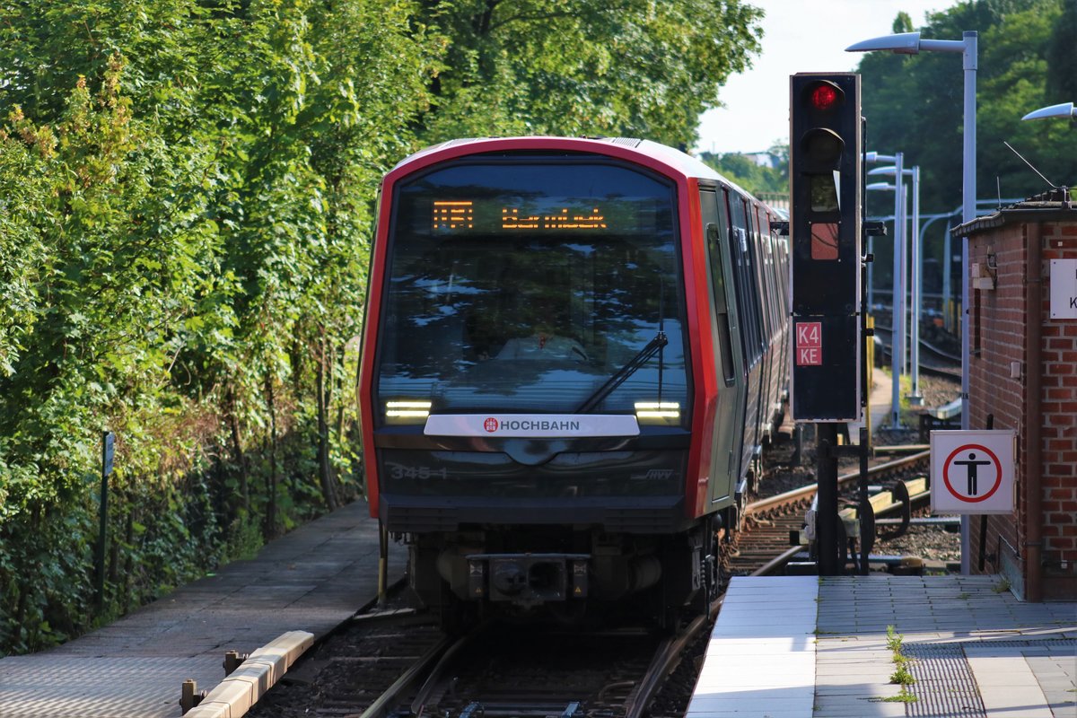 Hochbahn Hamburg DT5 Wagen 358 am 17.07.19 in Hamburg Wandsbek Gartenstadt vom Bahnsteig aus fotografiert per Telezoom