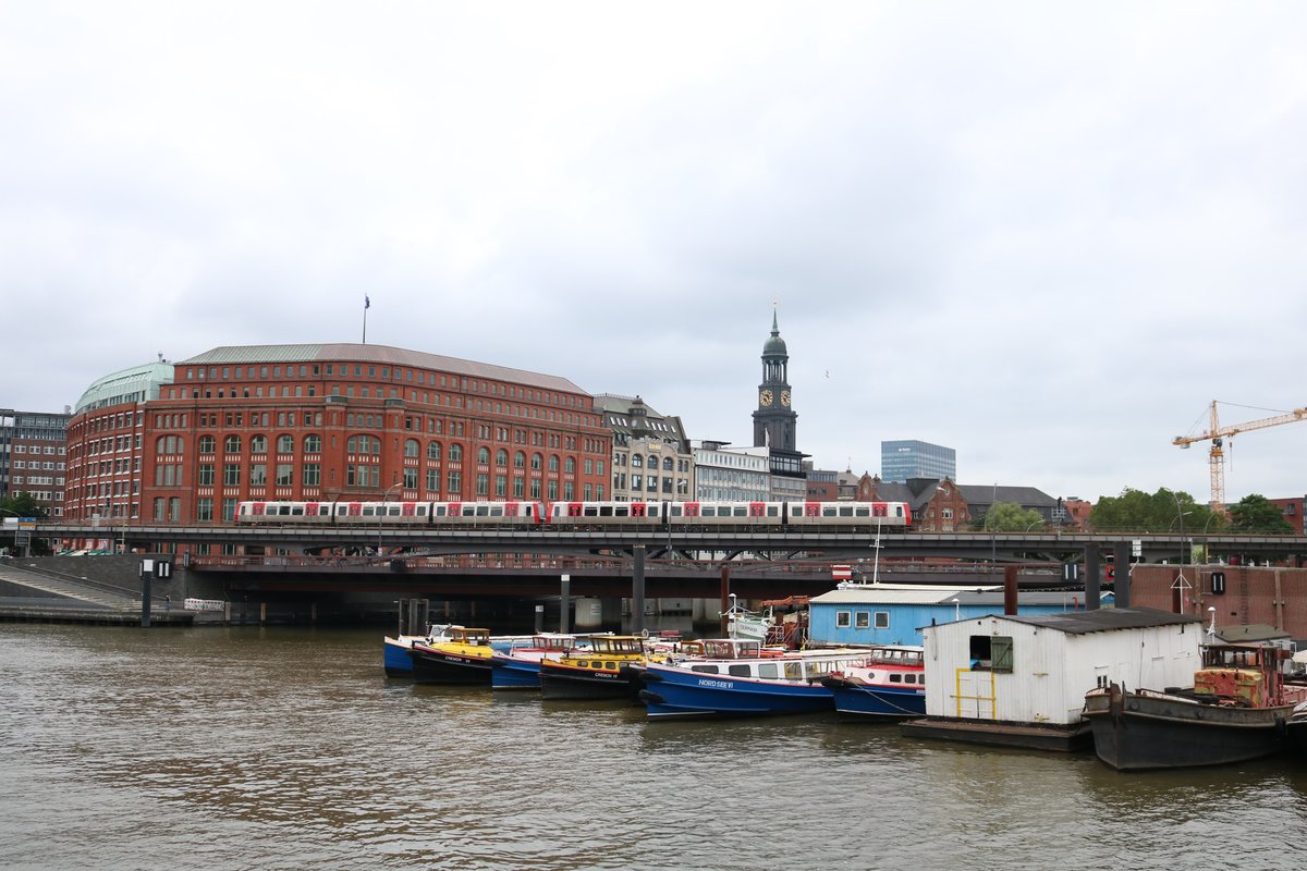 Hochbahn Hamburg DT5 Wagen xxx am 18.07.19 in Hamburg Speicherstadt