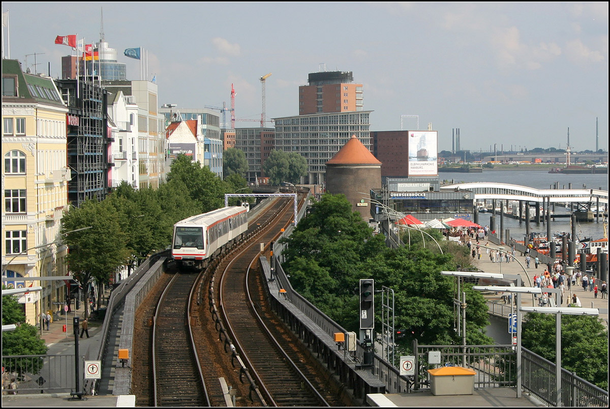 Hochbahn von oben -

Blick von Dach der Haltestelle Landungsbrücken auf die Hochbahnstrecke in Richtung Baumwall. 

17.8.2006 (M)