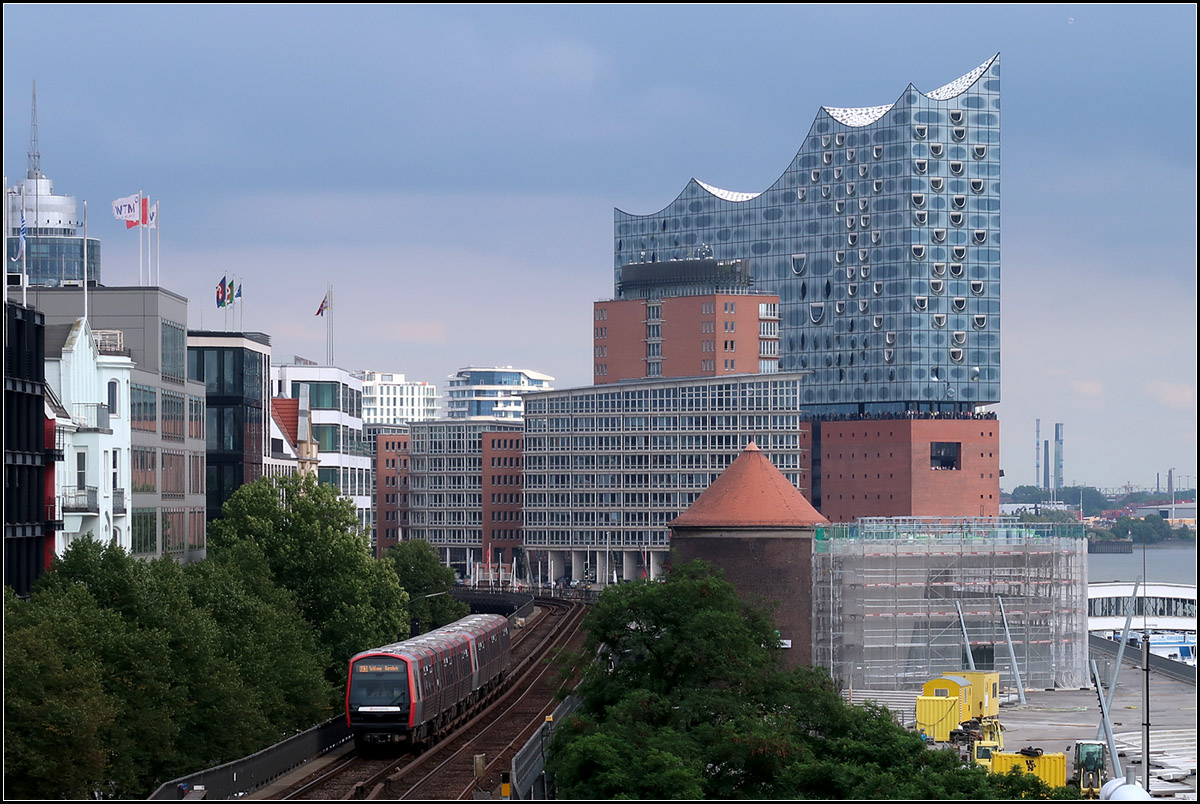 Hochbahn vor Elbphilharmonie I -

Blick vom Dach der Station Landungsbrücken auf die Hamburger Hochbahnstrecke mit der alles überragenden Elbphilharmonie im Hintergrund.

17.08.2018 (M)