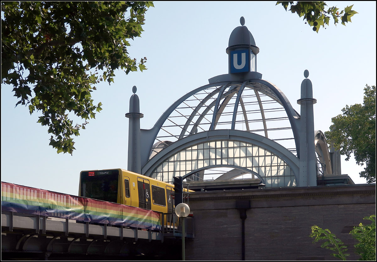 Hochbahnhof mit Kuppel -

U-Bahnhof Nollendorfplatz der Berliner U2.

22.08.2019