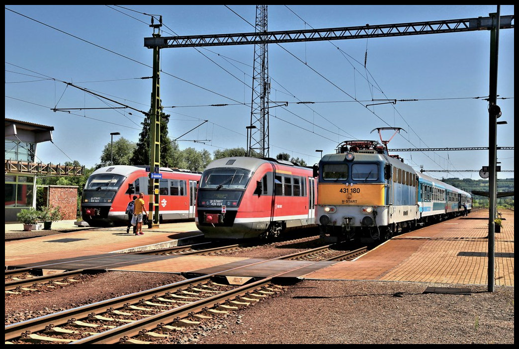 Hochbetrieb am 17.7.2022 um 12.06 Uhr mit gleich drei Zügen an den Bahnsteigen im ungarischen Bahnhof Zalaszentivan. Neben zwei Siemens Desiro ist wartet rechts ein Eurocity mit der H-Start Lok 431 180 auf die Abfahrt nach Slowenien.