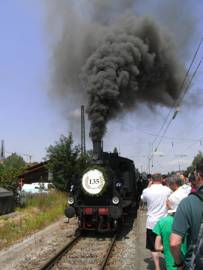 Hochbetrieb am Bahnsteig nach Aschau im Bahnhof Prien am 14.06.2013. Derweil qualmt die 70 083 noch gemütlich vor sich hin bis es mit dem Jubiläumszug gegen Mittag auf die Strecke geht.