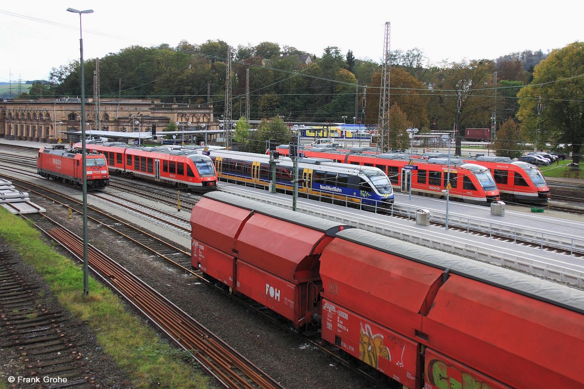 Hochbetrieb am Dienstagnachmittag im Bf. Kreiensen, von links nach rechts: abgestellte Railion DB Logistics 185 281-3, Gleis 52 HarzWeserBahn DB Regio 648 270-6 gerade eingefahren als RB 14225 aus Gttingen zur Weiterfahrt nach Bad Harzburg, Gleis 51 VT 643 310-5 NordWestBahn VT 710 als NWB 74953 abfahrbereit nach Paderborn, Gleis 72 DB Regio 648 762-2 VT  Katlenburg-Lindau  gerade eingefahren als RB 14224 aus Bad Harzburg, am Gleis dahinter (ohne Bahnsteig) DB Regio 648 258-1 VT  Walkenried  bei der Reinigung und hinten am Gleis 2 Metronom Dosto als ME 82834 Gttingen - Uelzen, dazu noch abgestellte DB Schttgutwagen im Vordergrund und ganz hinten ein Containerzug, Ri Gttingen, welcher vom ME berholt wurde, fotografiert am 14.10.2014