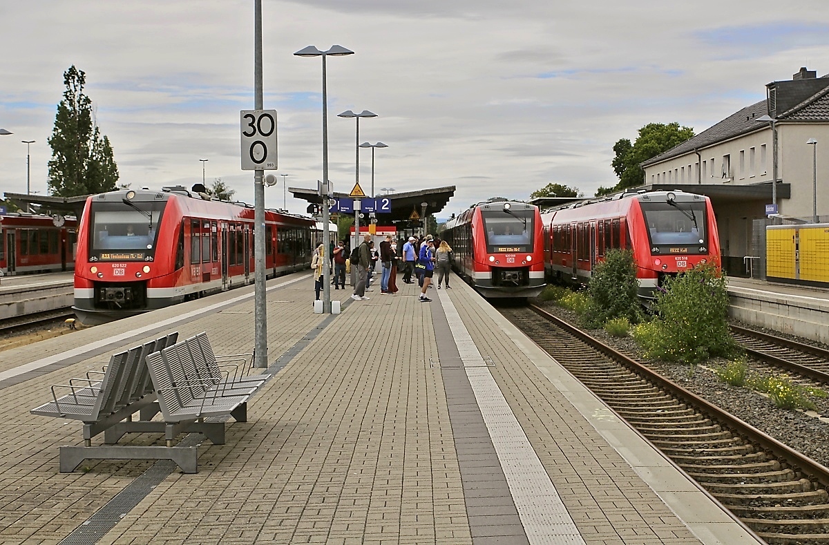 Hochbetrieb im Bahnhof Euskirchen am 04.07.2020: ganz rechts auf Gleis 1 620 518 nach Kall, daneben trifft der aus Trier kommende 620 009 ein, während 620 522 auf Gleis 3 gleich nach Mechernich fahren wird. Die Gleise 4 und 5 sind mit dem (verdeckten) Rurtalbahn-VT 745 nach Düren und einem weiteren 620 nach Bad Münstereifel belegt.
