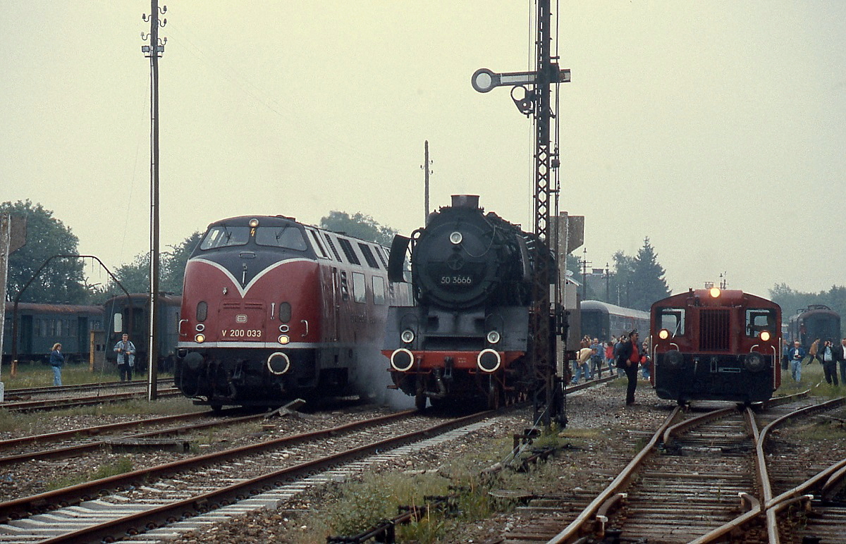 Hochbetrieb im Bahnhof Raeren im Frühjahr 1994: von links nach rechts V 200 033, die Vennbahn-50 3666 und eine Köf