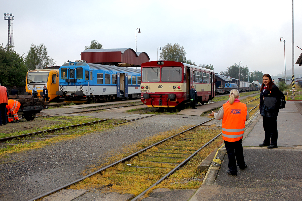 Hochbetrieb im Bahnhof Volary,rechts der 810 193-3 nach Strakonice,mittig der OS 18002 mit 842 012-7 nach Nové Udolí,links der Regionova 814 113-7 nach Číčenice,so gesehen am 15.9.2014