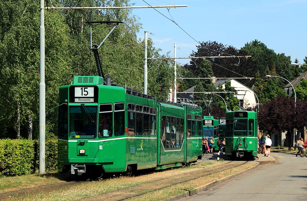 Hochbetrieb in der Endhaltestelle Bruderholz am 18.07.2015: Während Be 4/6 661 die Haltestelle als Linie 15 in Richtung Messeplatz verläßt, warten drei weitere Züge auf die Weiterfahrt. Die Züge wechseln in dieser Station die Linienbezeichnung, d. h. die Linie 15 fährt als Linie 16 weiter bzw. umgekehrt.