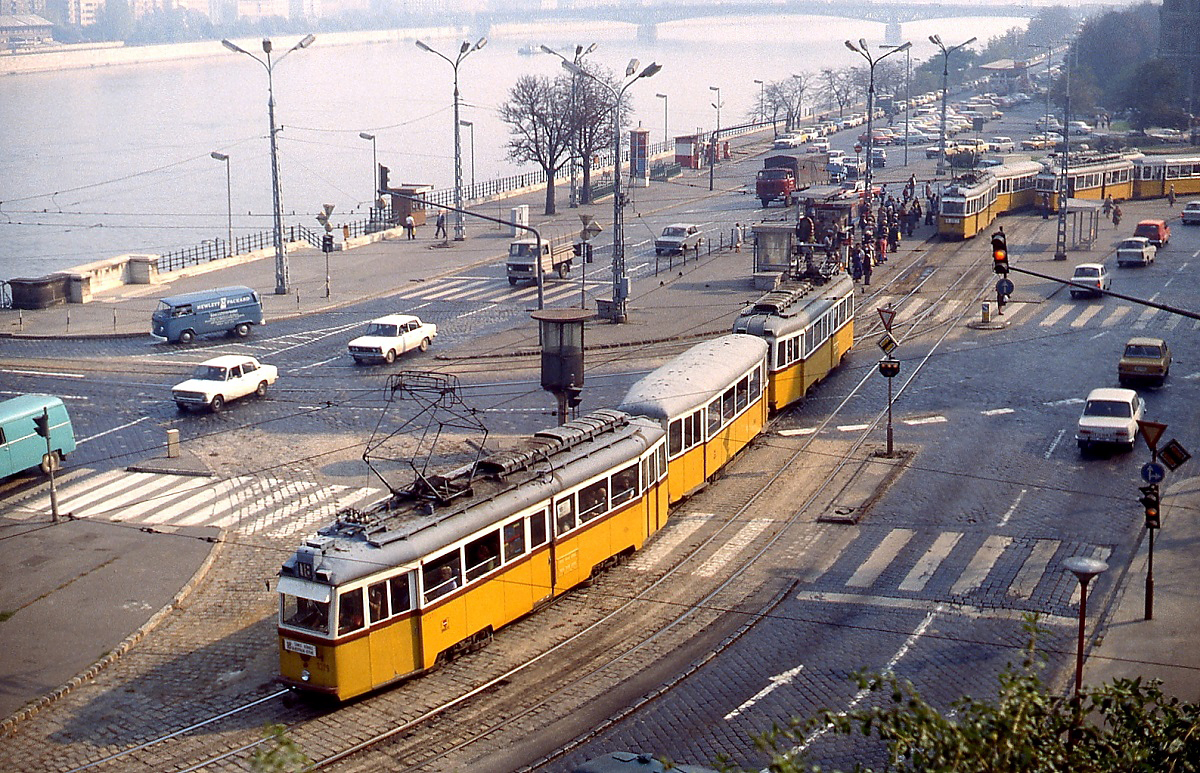 Hochbetrieb herrschte im Oktober 1978 am Szent Gellert-ter, auf dem Bild sind gleich drei der den Budapester Straßenbahnverkehr über Jahrzehnte prägenden Triebwagen der Reihe Uv zu sehen