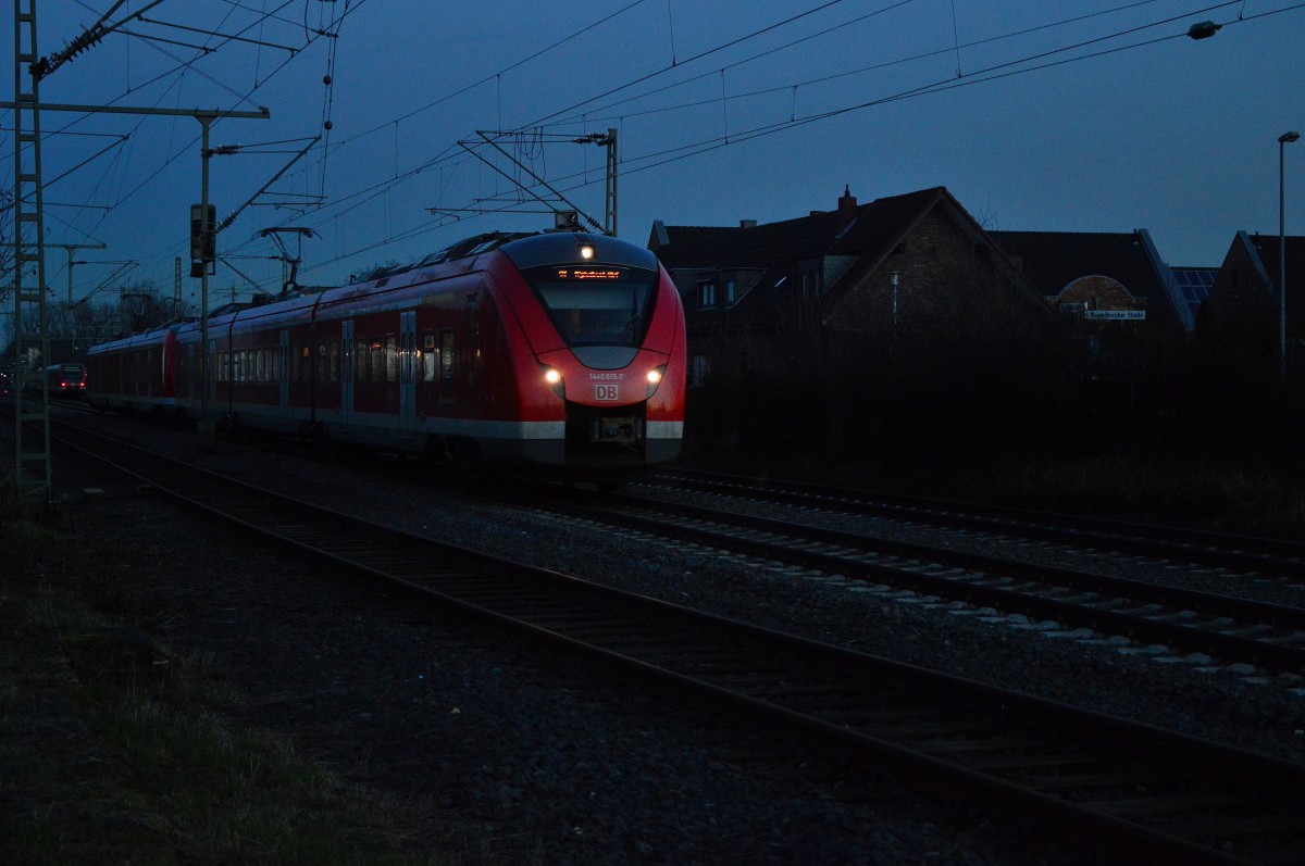  Hochbetrieb  in Kleinenbroich.
Ein S8 Zug verlässt den Bahnhof in Richtung Mönchengladbach Hbf.
Im Hintergrund ist noch ein unidentifizierter 422 zu erahnen. 25.1.2016