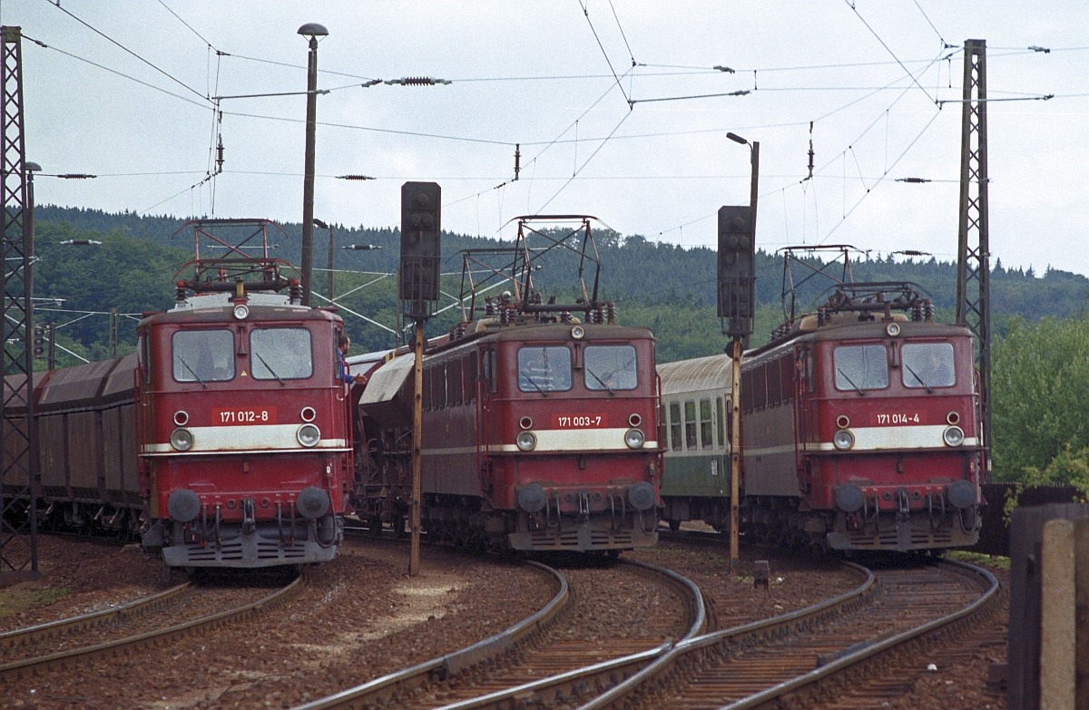 Hochbetrieb in der Spitzkehre Michaelstein mit 171 012, 003 und 014, 4.6.1996.