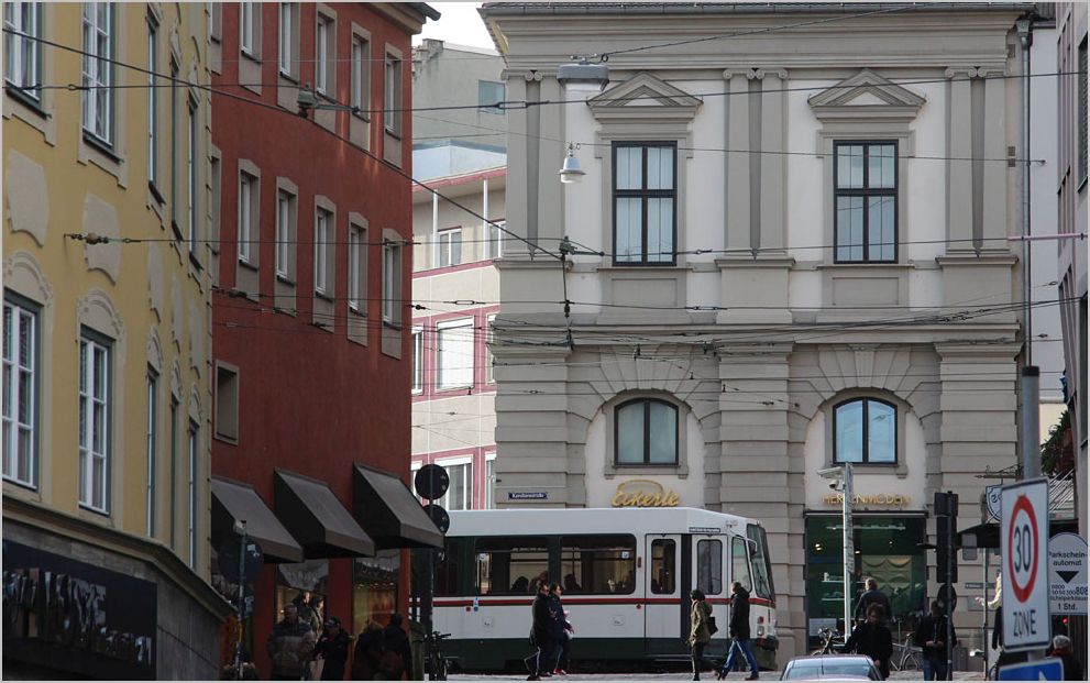 Hochblick auf den Straßenbahnbetrieb in der Augsburger Innenstadt (Karolinenstraße); 20.12.14
