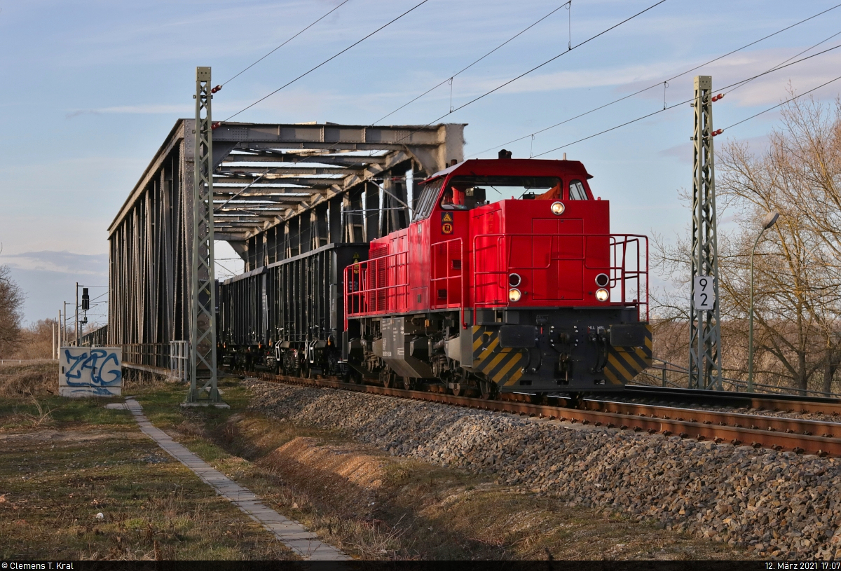 Hochbordwagenzug, hauptsächlich mit polnischen  Eaos  der CTL Logistics Sp. z o.o und gezogen von 275 110-5 (Vossloh G 1206), fährt in Schkopau Richtung Merseburg Hbf.

🧰 Alpha Trains Belgium NV/SA, vermietet an die InfraLeuna GmbH
🚩 Bahnstrecke Halle–Bebra (KBS 580)
🕓 12.3.2021 | 17:07 Uhr