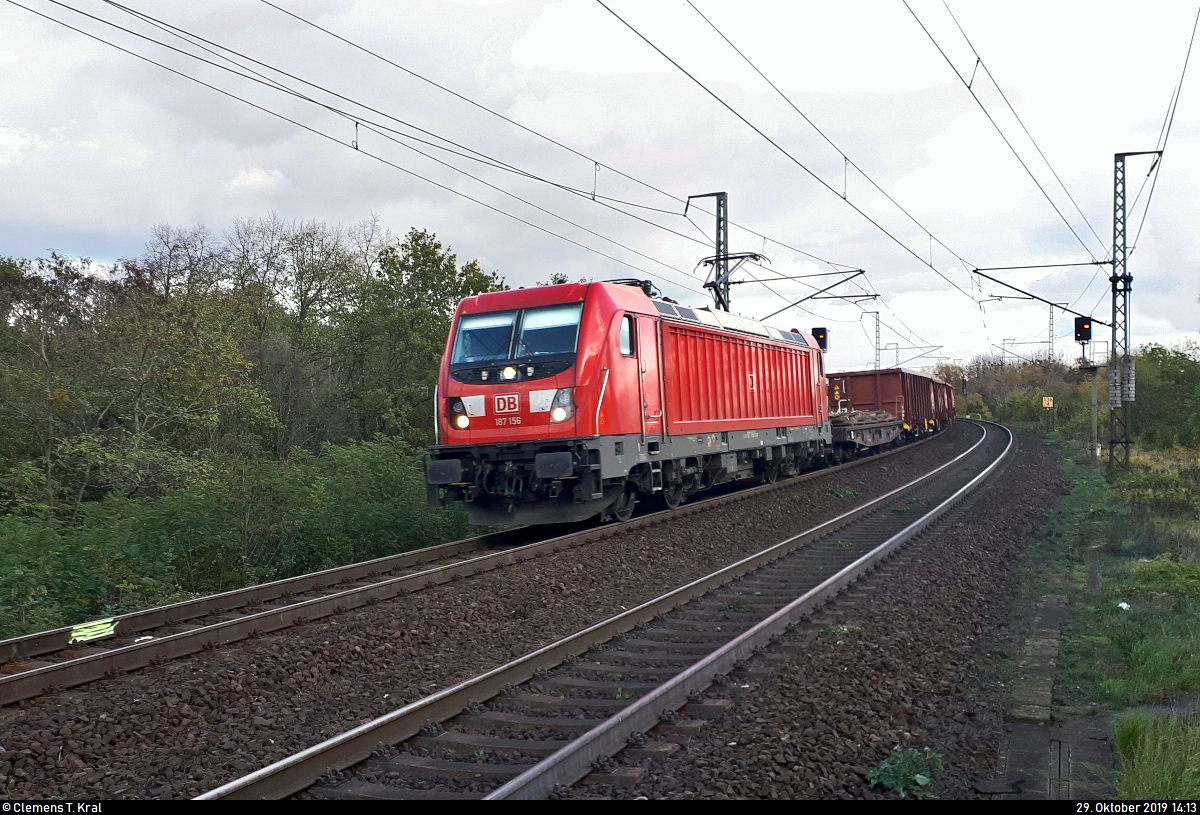 Hochbordwagenzug mit 187 156-5 DB durchfährt den Hp Magdeburg Herrenkrug auf der Bahnstrecke Berlin–Magdeburg (KBS 201) Richtung Magdeburg-Neustadt.
Aufgenommen am Ende des Bahnsteigs 1.
Bild durchlief die Selbstfreischaltung (Ausrichtung).
(Smartphone-Aufnahme)
[29.10.2019 | 14:13 Uhr]