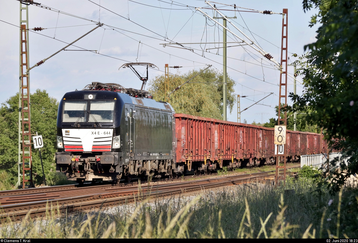 Hochbordwagenzug mit 193 644-2 (X4 E - 644 | Siemens Vectron) der Mitsui Rail Capital Europe GmbH (MRCE), vermietet an die DB Fahrwegdienste GmbH, fährt durch die Saaleaue bei Angersdorf auf der Bahnstrecke Halle–Hann. Münden (KBS 590) Richtung Angersdorf.
[2.6.2020 | 18:23 Uhr]