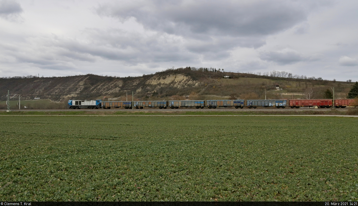 Hochbordwagenzug mit 273 013-3 (Lok 1041 | Vossloh G 2000 BB) fährt in Schulpforte Richtung Bad Kösen.

🧰 Alpha Trains Belgium NV/SA, (laut Anschrift  D-NRAIL ) vermietet an die Northrail GmbH
🚩 Bahnstrecke Halle–Bebra (KBS 580)
🕓 20.3.2021 | 14:21 Uhr