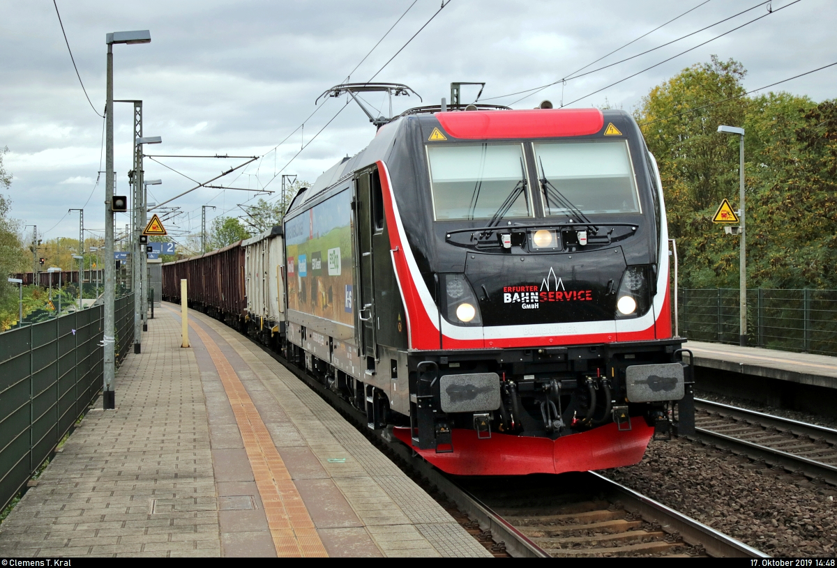Hochbordwagenzug mit der zum Aufnahmezeitpunkt erst ca. zwei Monaten alten 187 420-5 der Erfurter Bahnservice GmbH (EBS), mit Werbung für Mineraldünger der K+S AG, durchfährt den Hp Magdeburg Herrenkrug auf der Bahnstrecke Berlin–Magdeburg (KBS 201) Richtung Magdeburg-Neustadt.
[17.10.2019 | 14:48 Uhr]