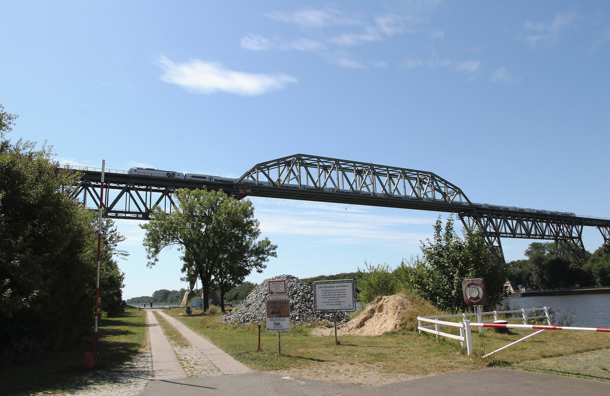 Hochbr�cke Hochdonn �ber den Nord Ostseekanal mit der �berfahrt des ICE nach K�ln am 09.08.2026. Bespannt mit einer 248 und Talgowagen. 