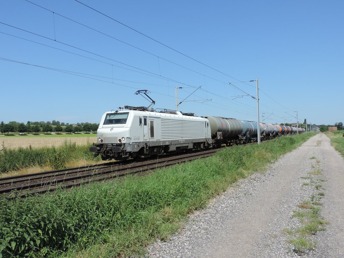 Hochfelden - 07/07/2016 : E 37527 mit dem Kesselzug Strassburg Rheinhafen - Sibelin.