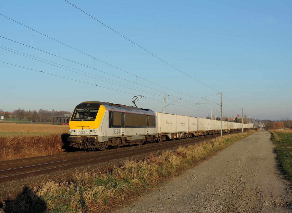 Hochfelden - 11. Januar 2024 : HLE 1324 mit einem Kombi fährt in Richrung Belgien.