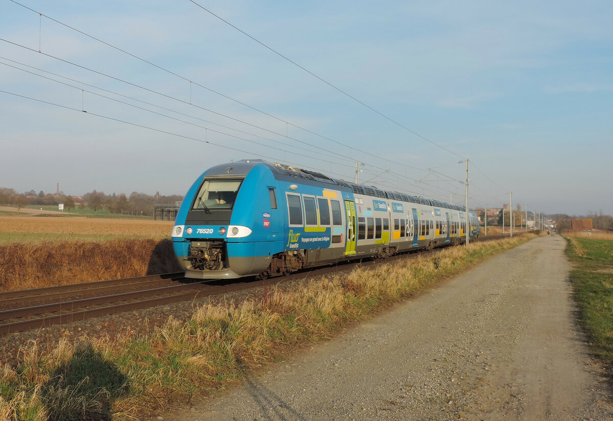 Hochfelden - 11. Januar 2024 : Nachschuss auf den AGC 76520, einer der zwei im Fluo Design Bombardier Triebzüge, am TER 832021 von Saverne nach Sélestat.