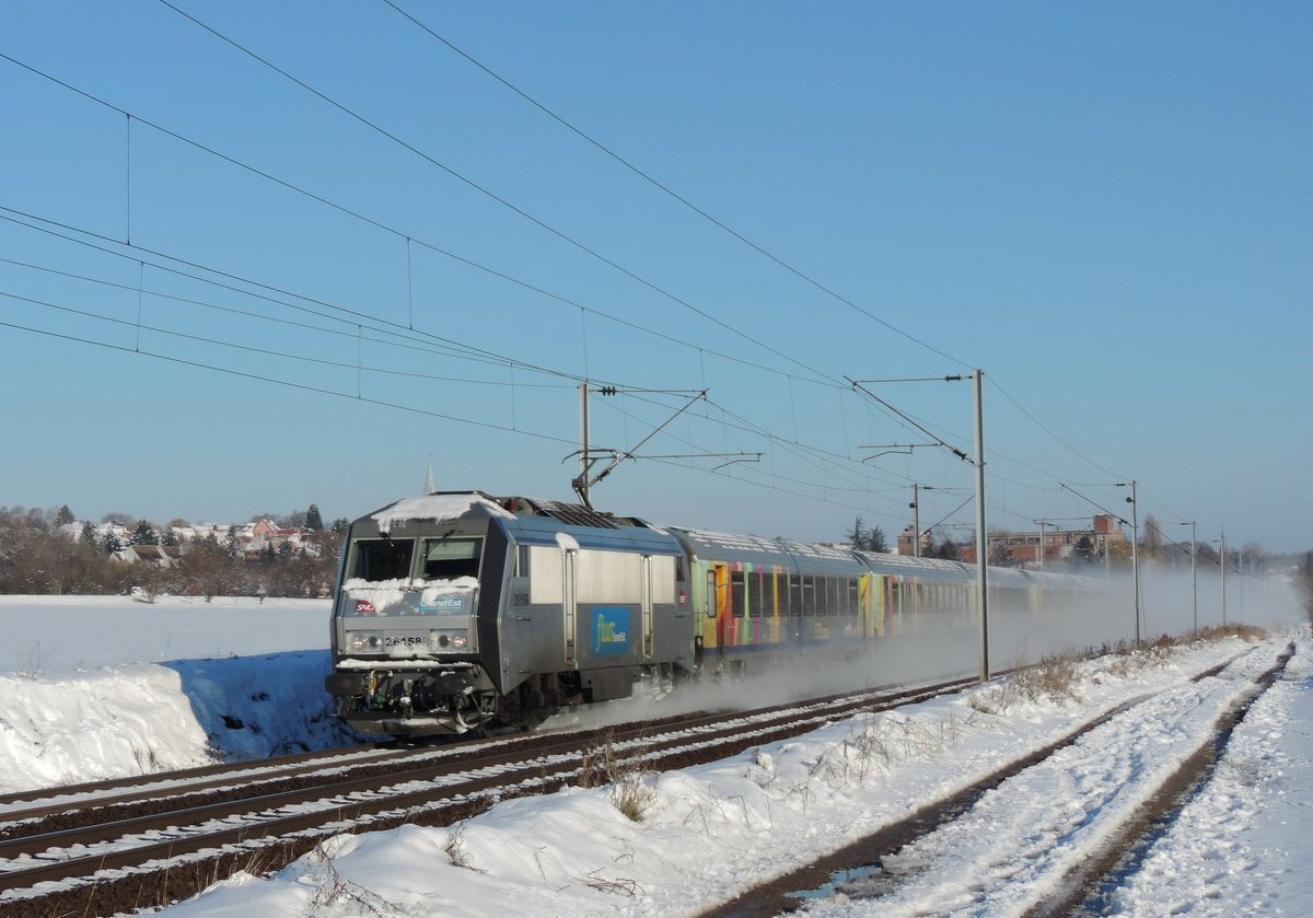 Hochfelden - 15. Januar 2021 : 26158 am TER 835020 Strassburg nach Nancy im frischem Schnee.