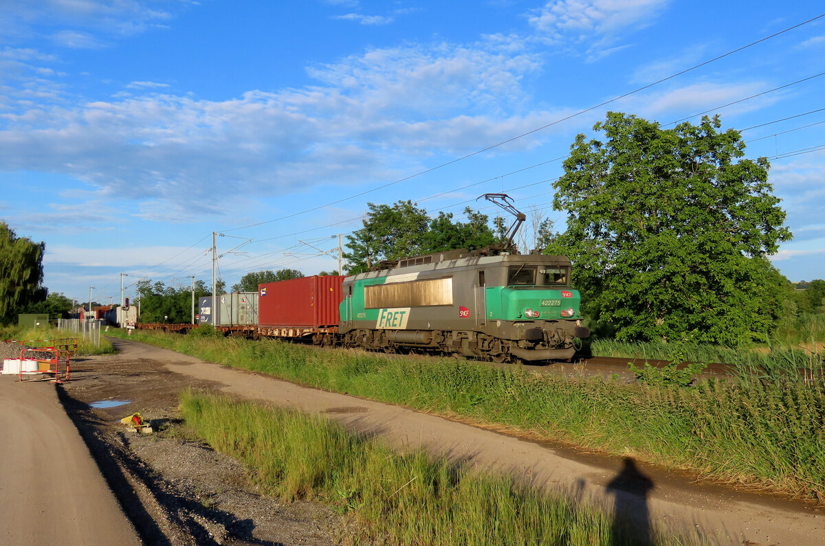Hochfelden - 17. Juni 2024 : 22275 mit dem Naviland von Strassburg Rheinhafen nach Gevrey.
