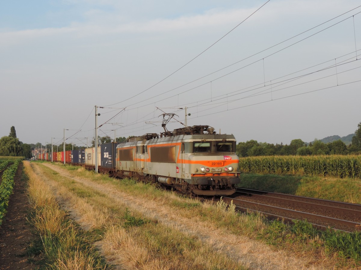 Hochfelden 17.07.2015 : 22385 mit 22382 am Haken des Navilands Strassburg - Vennisieux...