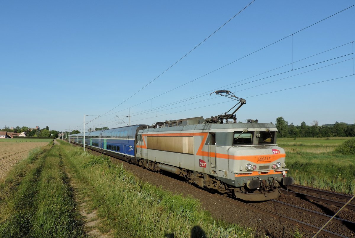 Hochfelden - 27. Mai 2020 : 22317 mit TGV Ganitur Überführung, Zug 806343 Belfort - Châmons en Champagne.