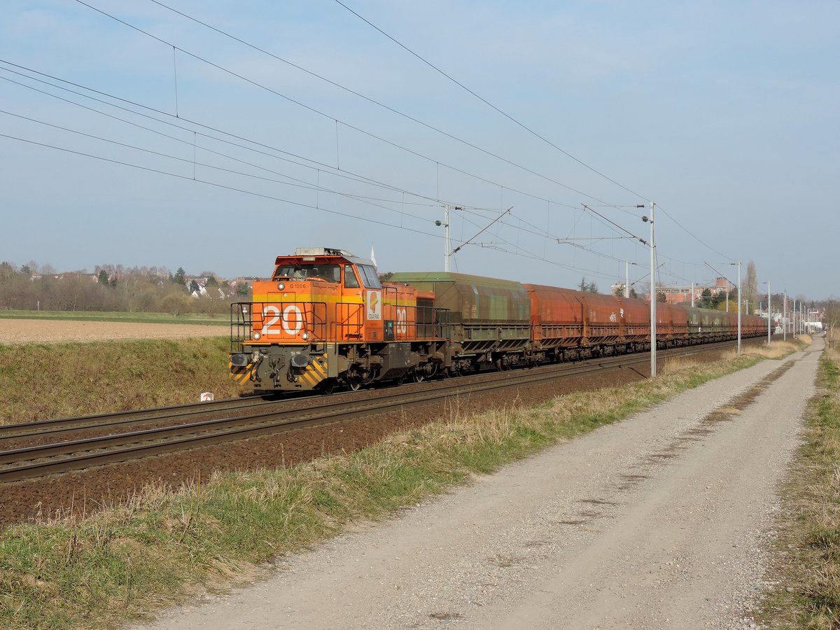 Hochfelden - 28. Februar 2018 : Die G1206 (500.1781) von Colas Rail hat mit Rheinhafen Strassburg einen Zug mit rumänischen Erzwagen übernommen. Er fährt nach Kuntzig wo die Wagen renoviert werden....