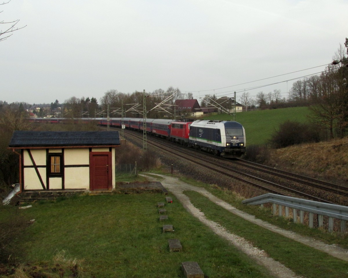 Hochfrankenexpress auf dem Weg von Nürnberg nach Magdeburg, gezogen von 223 144 und der 111 202-8, gesehen am 11.04.2014 in Jößnitz